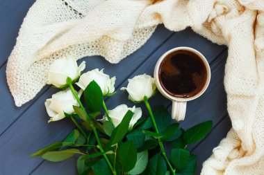 Sade kahve fincan, tuhafiye beyaz ekose ve dar üzerinde beyaz güller