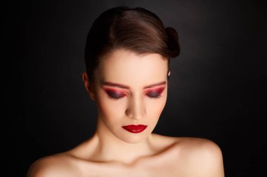Güzel seksi manken ile kırmızı makyaj portresi