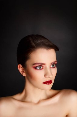 Güzel seksi manken ile kırmızı makyaj portresi