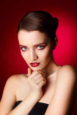 Güzel seksi manken r üzerinde kırmızı makyaj ile portresi