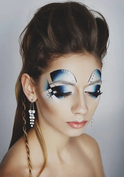 Retrato de belleza de una joven con maquillaje azul brillante. Arte bea — Foto de Stock