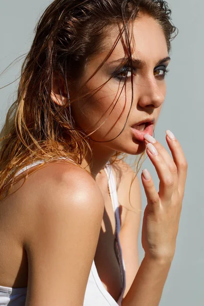 Portrét krásné sexy modelka s mokrými vlasy — Stock fotografie