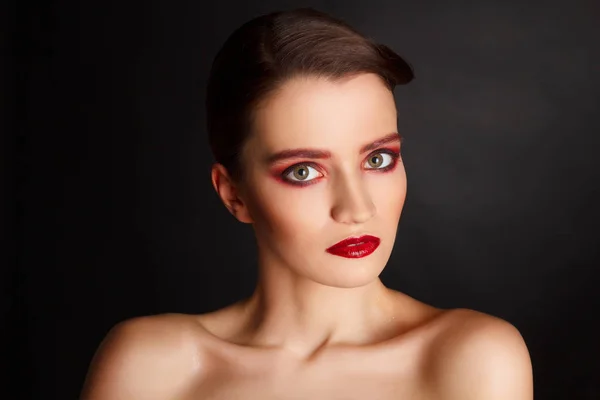 Portret piękne sexy moda model z czerwony makijaż na d — Zdjęcie stockowe