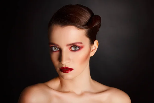 Ritratto di bella modella sexy con trucco rosso sopra d — Foto Stock