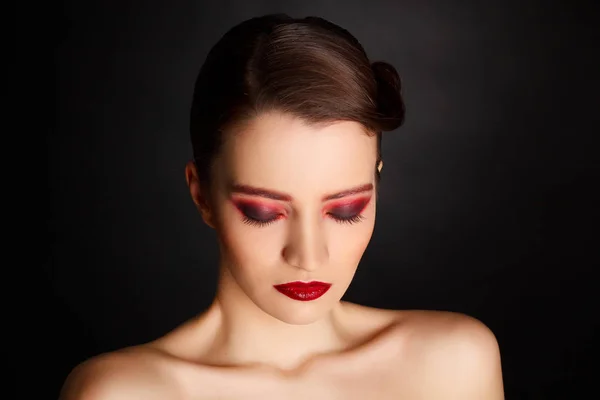 Ritratto di bella modella sexy con trucco rosso — Foto Stock