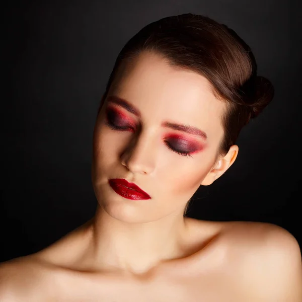 Portret piękne sexy moda model z czerwony makijaż — Zdjęcie stockowe