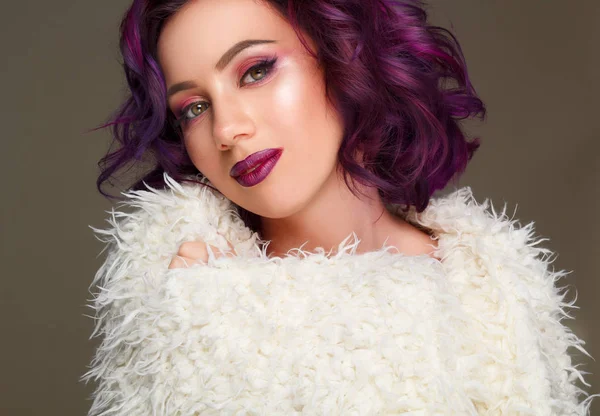 Portret piękne sexy moda model z fioletowymi włosami na g — Zdjęcie stockowe