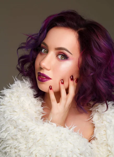 Retrato de modelo sexy hermosa con pelo violeta sobre g — Foto de Stock