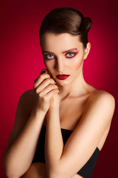 Портрет красивой сексуальной модели с красным макияжем поверх r — стоковое фото
