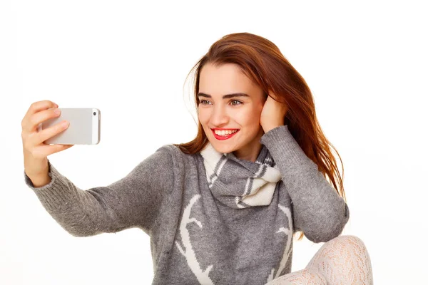 Retrato de una joven hermosa y sonriente mujer haciendo selfie sobre whit —  Fotos de Stock