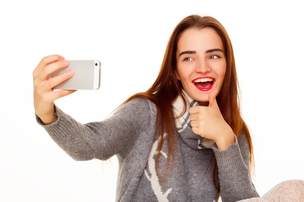 Porträt der jungen schönen Smiley-Frau macht Selfie über whit — Stockfoto