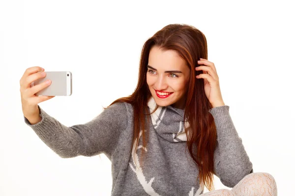 Porträt der jungen schönen Smiley-Frau macht Selfie über whit — Stockfoto