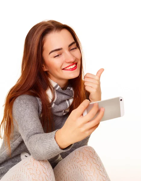 Porträt der jungen schönen Smiley-Frau macht Selfie über whit — Stockfoto