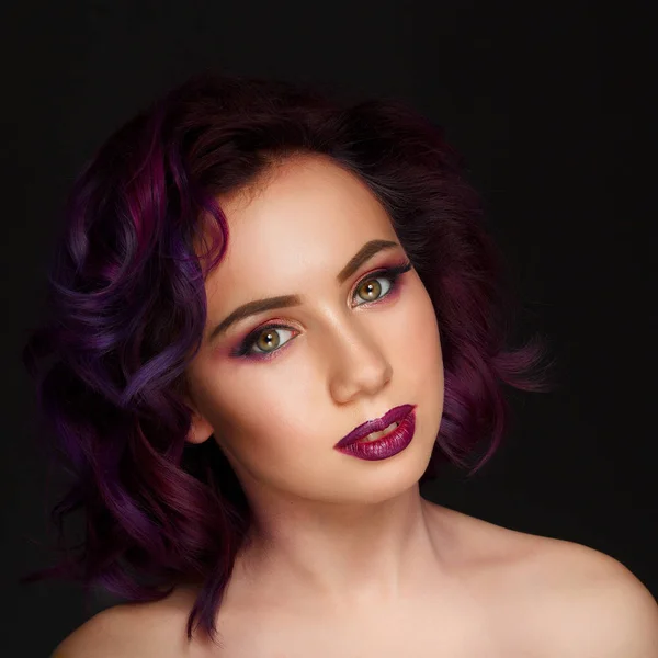 Retrato de modelo de moda sexy hermosa con pelo púrpura sobre g — Foto de Stock