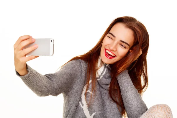 Porträt der jungen schönen Smiley-Frau macht Selfie über whit — Stockfoto