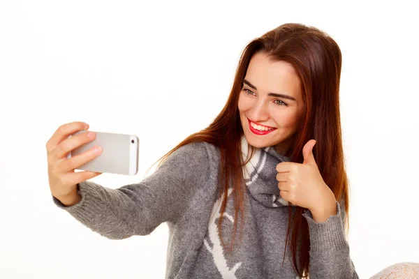 Porträt der jungen schönen Smiley-Frau macht Selfie über whit — Stockfoto