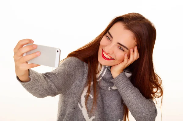 Retrato de una joven hermosa y sonriente mujer haciendo selfie sobre whit —  Fotos de Stock