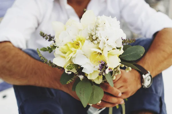 Man holding wedding bouquet — Stock Photo, Image