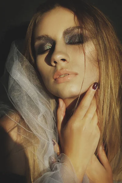 Retrato de beleza de uma jovem loira com maquiagem de olhos fumegantes. Ar — Fotografia de Stock