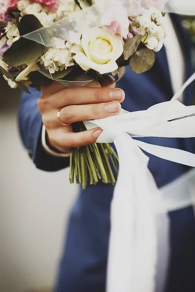 Beautiful Wedding bouquet and hand with wedding ring — Stock Photo, Image