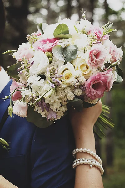 Beautiful Wedding bouquet in bride hands — Stock Photo, Image