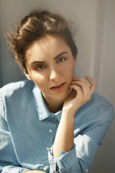 Retrato de belleza de una joven mujer bonita a la luz del día — Foto de Stock