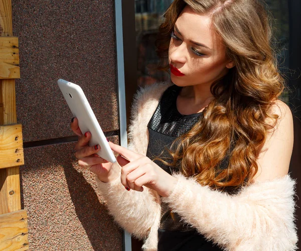 Ritratto di giovane bella donna con tablet in mano. Tecnologia con — Foto Stock