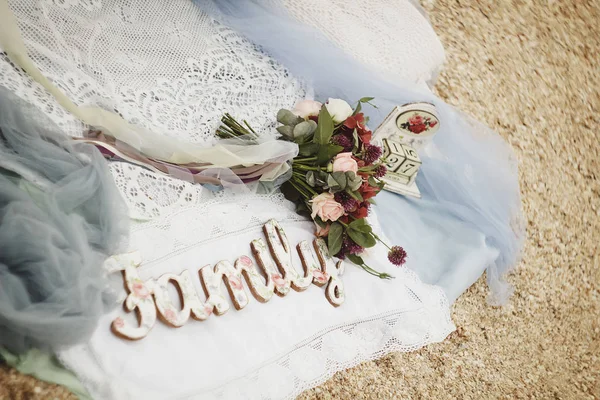 Beautiful Wedding bouquet on a seaside — Stock Photo, Image