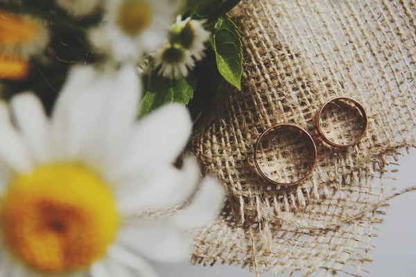 Beautiful Wedding bouquet and  wedding rings — Stock Photo, Image