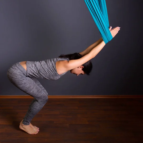 Jonge mooie brunette vrouw vliegen yoga doen. Vergadering in hammoc — Stockfoto