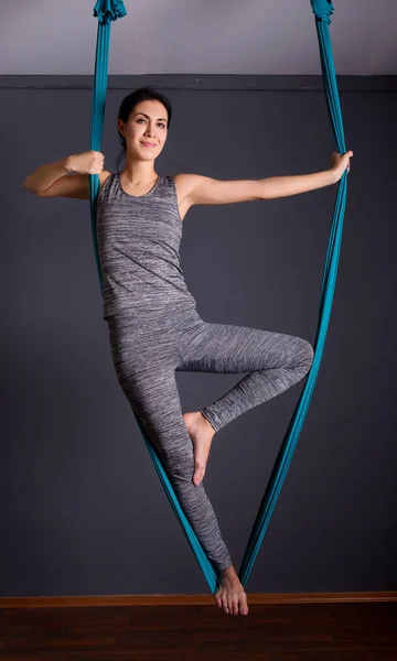 Jonge mooie brunette vrouw vliegen yoga doen. Vergadering in hammoc — Stockfoto