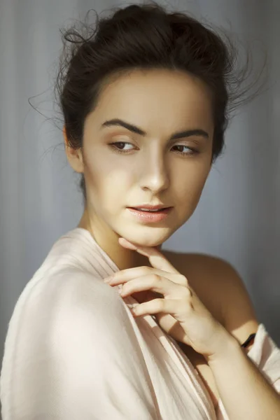Krásy portrét mladé krásné ženy za denního světla — Stock fotografie