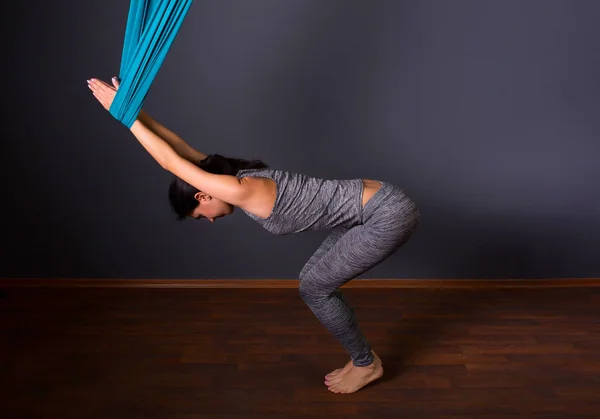 Jonge mooie brunette vrouw vliegen yoga doen. Vergadering in hammoc — Stockfoto