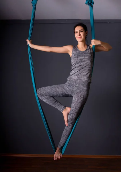 Jonge mooie brunette vrouw vliegen yoga doen. Vergadering in hammoc — Stockfoto