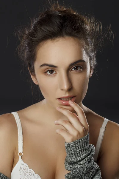 Beauty porträtt av ung vacker kvinna i studion — Stockfoto