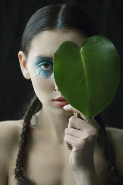 Ritratto di giovane donna con trucco di moda con occhio blu e l — Foto Stock