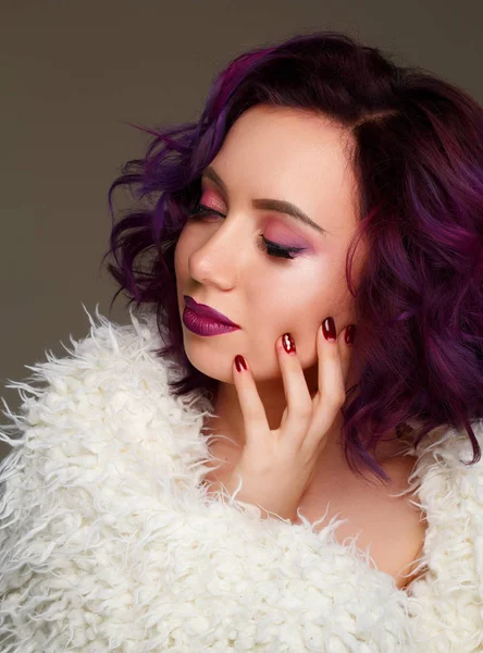 Retrato de una joven hermosa mujer con maquillaje violeta y púrpura — Foto de Stock