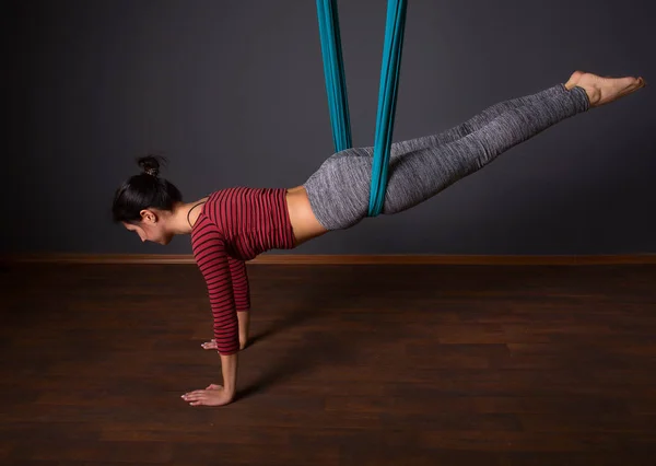 Jonge mooie brunette vrouw vliegen yoga doen. Vergadering in hammoc — Stockfoto