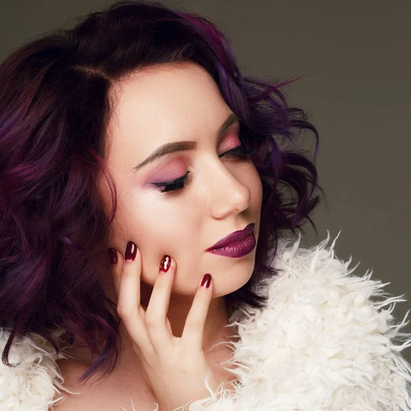 Retrato de una joven hermosa mujer con maquillaje violeta y púrpura — Foto de Stock