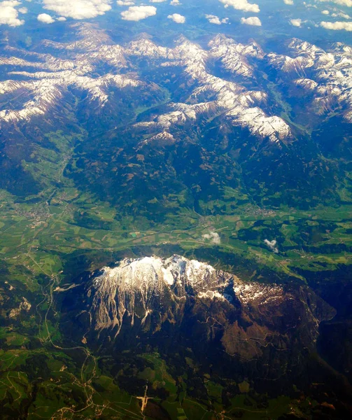 Immagine di altezza piano vista delle montagne — Foto Stock