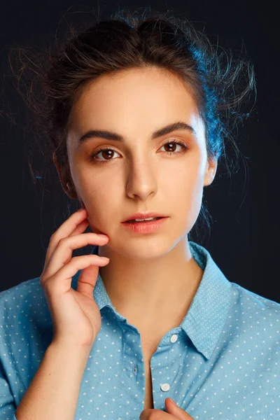 Retrato de beleza de jovem mulher bonita em estúdio — Fotografia de Stock