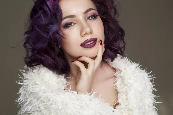 Porträtt av ung vacker kvinna med violett göra upp och lila — Stockfoto
