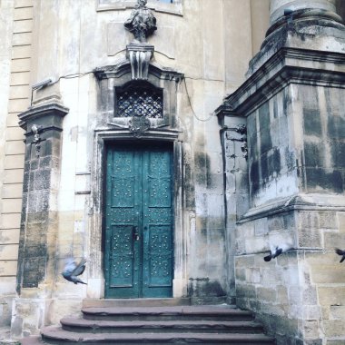 Gün ışığında eski güzel kapı resmi