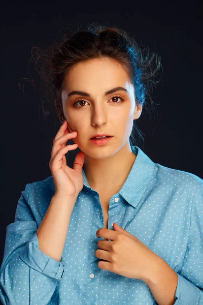 Retrato de beleza de jovem mulher bonita em estúdio — Fotografia de Stock