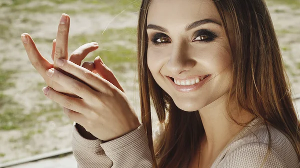 Mulher bonita ao ar livre com um sorriso à luz do dia — Fotografia de Stock