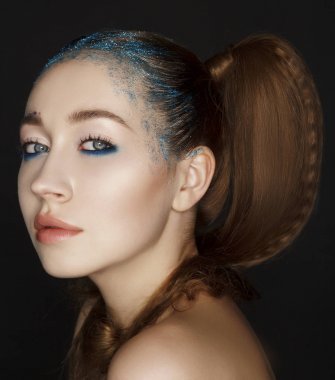 Güzel kadın gözleri ve mavi mavi makyaj ile portresi 