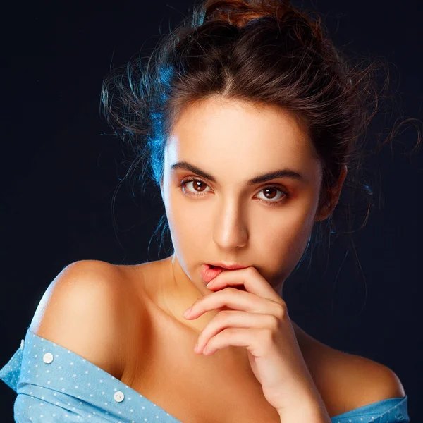 Beauty porträtt av ung vacker kvinna i studion — Stockfoto