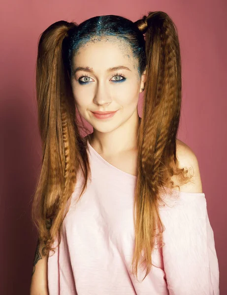 Retrato de mujer hermosa con azul maquillaje en los ojos y azul — Foto de Stock