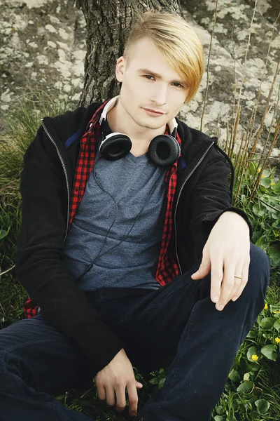 Portret mężczyzny młode piękne hipster ze słuchawkami — Zdjęcie stockowe