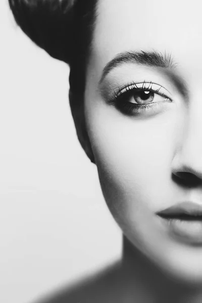 Retrato de mulher bonita com metade do rosto. Conceito de beleza . — Fotografia de Stock